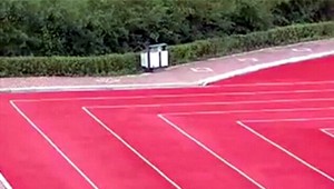Atletická dráha v pravom uhle. Aj to je Čína