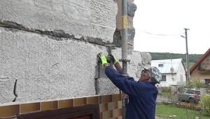 Nová vlna pomoci: Nezamestnaní pomáhajú s opravami po zemetrasení