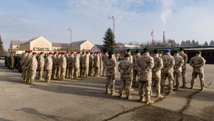 Členské štáty EÚ by mali zvýšiť výdavky na obranu, vyzval predseda Juncker