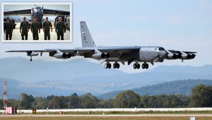 Široký úsmev a slnečné okuliare. B-52 je už na Slovensku