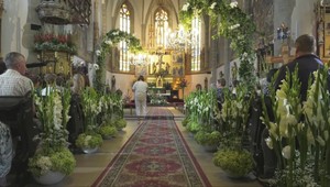 Kežmarský chrám rozkvitol: Tisíce kvetov na sviatok Nanebovzatia Panny Márie