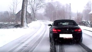 Zdrogovaný muž unikal polícii na kradnutom BMW s letnými gumami. Vyskočil za jazdy