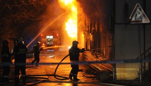 Rodičia pred požiarom vyhodili syna z okna, teraz bojuje o život