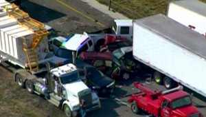 Horor na diaľnici! Zrazilo sa 140 áut, dvaja mŕtvi, 120 zranených