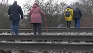 Návštevníci Liptovskej Mary prechádzajú cez železničnú trať alebo bezohľadne parkujú
