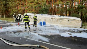 VIDEO. Diaľnicu D2 uzavreli, havarovala cisterna