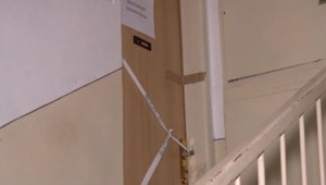 Žena v ôsmom mesiaci tehotenstva zomrela po páde z okna