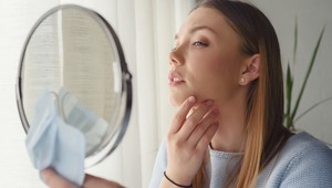 Trápia vás vyrážky na brade či krku? Telo vám dáva signál, že máte TENTO problém!