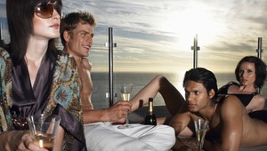 PRIESKUM: Mladí menej drogujú, viac pijú