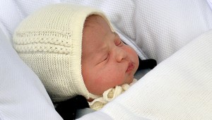 Británia čaká na meno princeznej, bábätko navštívili prastarí rodičia