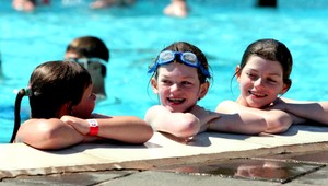 Utopenie hrozí aj po prehltnutí vody. Takto poskytnete prvú pomoc