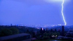 VIDEO: Blesky na oblohe spôsobili divadlo. Udreli aj do Dankovho stožiaru pred NR SR?