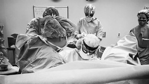 Hviezdny český spevák išiel na operáciu kolena, teraz BOJUJE o život!