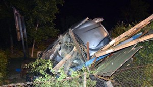 Muž havaroval v plnej rýchlosti. Auto letelo vo vzduchu 15 metrov a trafilo elektrický stĺp