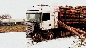 Kamionistovi praskla pneumatika a napálil to rovno do autobusu