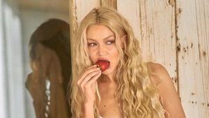 Nová reklama na bikiny od Gigi Hadid by mohla byť aj úvodnou scénou filmu pre dospelých