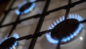 Kto plynom kúri, zaplatí o 60 eur menej, kto iba varí, ušetrí 2 eurá ročne