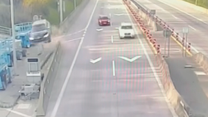 VIDEO: Zábery ako z akčného filmu. Vodič preletel cestou pred tunelom Sitina