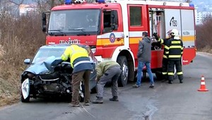 Pri Ružomberku sa čelne zrazili autá, Volkswagen skončil mimo cesty