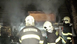 Večerný požiar v Šalkovej na okraji Banskej Bystrice: Pár stihol uniknúť  v poslednej chvíli. Prišiel o strechu nad hlavou