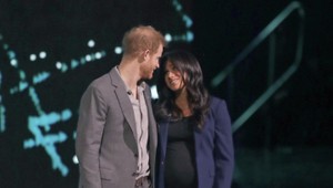 Baby Sussex bude vychovávať slávny spevák