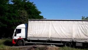 Muž ukradol kamión priamo z areálu firmy. Skončil zakliesnený na železničnom priecestí