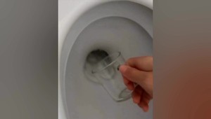 Internetová stránka skrýva nástrahy: Deti za peniaze jedia exkrementy a pijú vodu zo záchoda