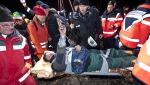 Primurovali sa ku koľajniciam a zastavili vlak s jadorvým odpadom