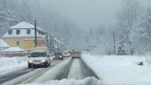 Situácia na Donovaloch? Husté sneženie a kolóny na cestách