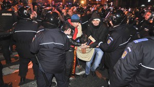 Európa protestuje! V Rumunsku rabujú, Gréci blokujú dopravu