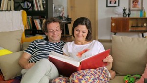 Úvodná pieseň seriálu Naši pomáha mladým študentom