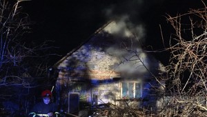 Požiar rodinného domu. V horiacom dome zomrel starší muž