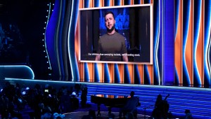 Ceny Grammy sú rozdané! Bieber prišiel v obleku po obrovi, priestor dostal aj prezident Zelensky