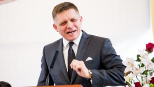 Robert Fico ostáva v nemocnici, jeho kolegovia odmietajú špekulácie o náhradníkovi