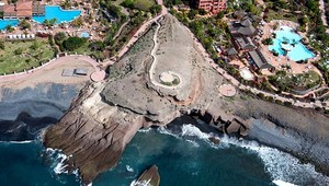 Nešťastie na Kanárskych ostrovoch: Český turista zomrel po páde do rozbúreného mora