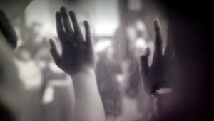 Deti museli poslať samé preč, aby ich zachránili pred istou smrťou. Dokumentárny film Ruky na skle vás chytí za srdce