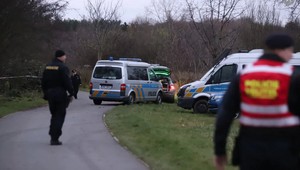 Tri mŕtve osoby boli objavené v pražskom parku. Pravdepodobne išlo o rodinnú tragédiu