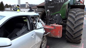 Po zrážke s traktorom prehralo svoj boj o život iba šesťročné dievčatko