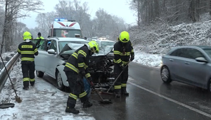 Čelná zrážka nákladného a osobného vozidla: Traja zranení a tisícové škody