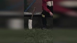 Deti na ihrisku začali kričať. Vyrušil ich nebezpečný muž s mäsiarskou sekerou