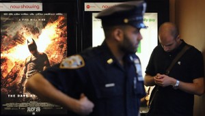 Lupiči v maskách Batmana prepadli dve kiná. Manažérovi poranili tvár