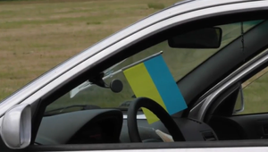 Ukrajinské autá bez vodičov policajti pokutovať nevedia. Česi našli riešenie