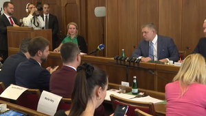 Rokovanie prešlo do ostrého sporu: Fico obvinil Šimečku z "nahrabávania" miliónov