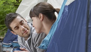 Drzosť zlodejov nepozná hranice. Vkradli sa do stanu