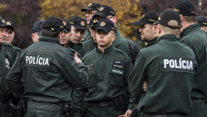 Ministerstvo kupovalo uniformy a tričká z kávových zŕn za milióny. Nadácia volá po kontrole