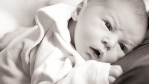 Matku (19) obvinili z vraždy, novorodenca po pôrode prehodila k susedom