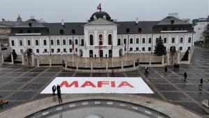 SaS natiahla pred Prezidentským palácom nápis „Mafia“. Protestuje proti novele Trestného zákona