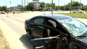 Auto sa zrazilo s autobusom na vyťaženej križovatke
