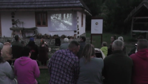 V netradičnom kine: Filmy premietajú priamo na stenu drevenice