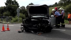 Nehoda na križovatke. Mladá vodička uverila pokynu, že je cesta prázdna